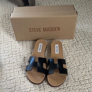 Steve Madden Black and Tan Slide Sandals